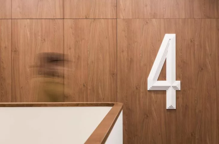 Którędy do wyjścia? Stylowy wayfinding projektu Studia Blisko