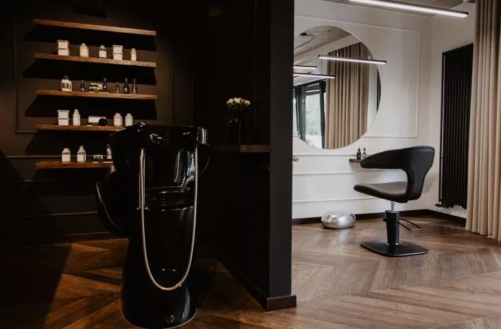Salon fryzjerski pełen designu i kontrastów