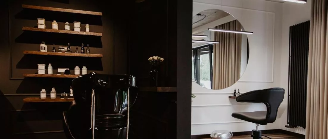 Salon fryzjerski pełen designu i kontrastów