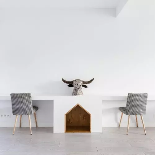 Ponadczasowa biel i industrialne akcenty. Apartament projektu Black Deer Workshop
