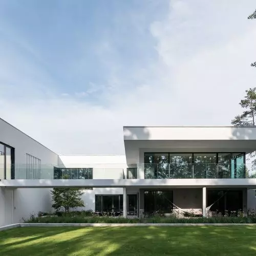 Dom nad jeziorem. Prostota i minimalizm w wydaniu EV Architects
