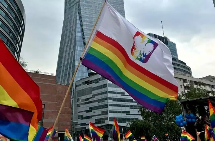 Polskie miasta otwierają hostele interwencyjne dla osób LGBT+