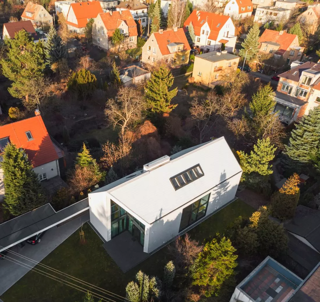 Płytka Cedral o powierzchni łupka w całości pokrywa elewację i dach domu, podkreślając jednolity charakter bryły