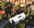 Płytka Cedral o powierzchni łupka w całości pokrywa elewację i dach domu, podkreślając jednolity charakter bryły