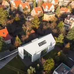 Płytka Cedral o powierzchni łupka w całości pokrywa elewację i dach domu, podkreślając jednolity charakter bryły