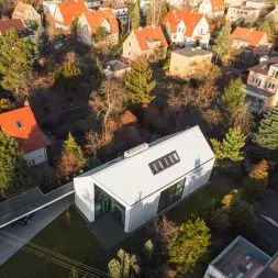 Płytka Cedral o powierzchni łupka w całości pokrywa elewację i dach domu, podkreślając jednolity charakter bryły
