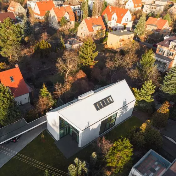 Płytka Cedral o powierzchni łupka w całości pokrywa elewację i dach domu, podkreślając jednolity charakter bryły