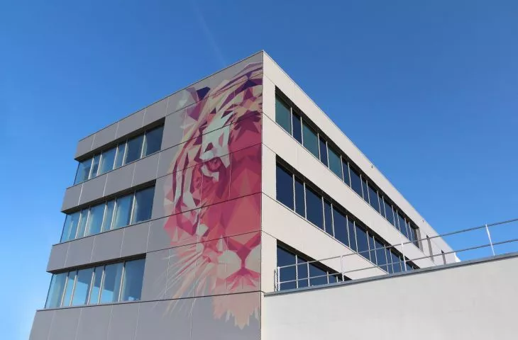TIGER ArchiPrint — trwały nadruk na pomalowanych proszkowo fasadach aluminiowych