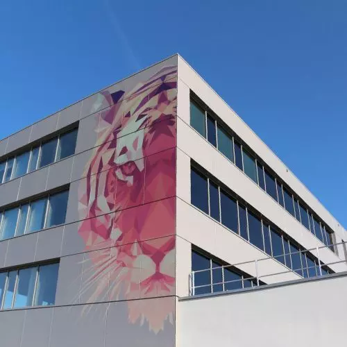 TIGER ArchiPrint — trwały nadruk na pomalowanych proszkowo fasadach aluminiowych