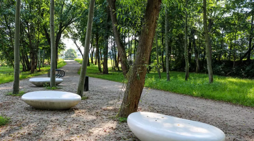 Wyróżnienie w kategorii „Przestrzeń publiczna w zieleni”, Park Pamięci Wielkiej Synagogi w Oświęcimiu, proj.: Gramar