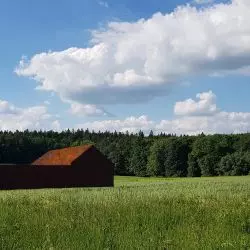 Dom Forteca XS na tle Ojcowskiego Parku Narodowego