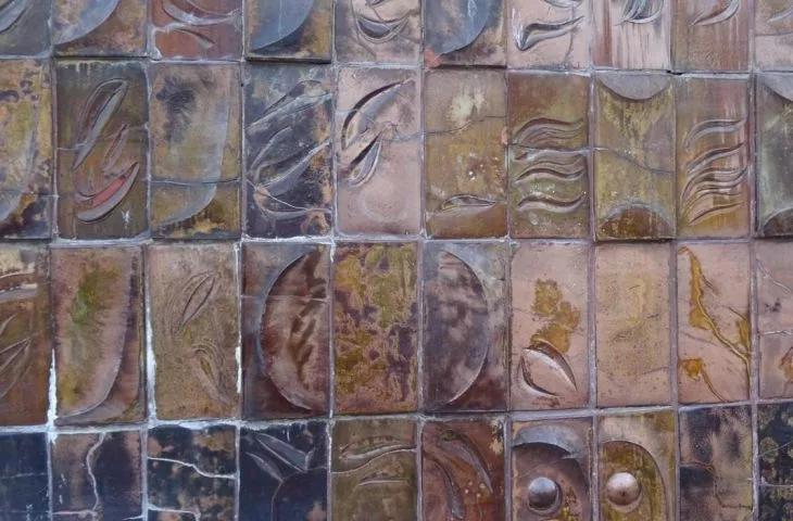 Ceramiczna dekoracja „Pegaz” wśród warszawskich zabytków