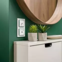 Seria MINI łącznik jednobiegunowy w stylu amerykańskim + ładowarka USB + ramka podwójna w kolorze białym z ramkami pośrednimi w kolorze szmaragdowym. Producent: Karlik Elektrotechnik Sp. z o.o.