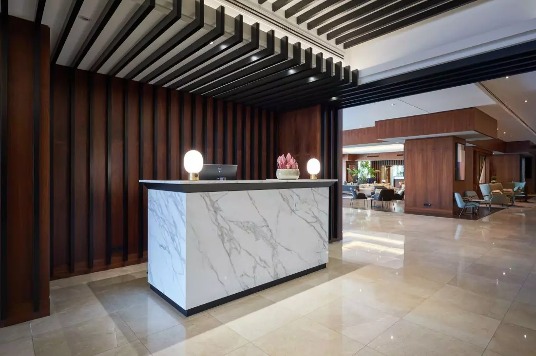 Tworzywo
Neolith® wytwarzane w warunkach „carbon neutral” zostało wybrane do realizacji okładzin hotelu Marriot
