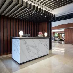 Tworzywo Neolith® wytwarzane w warunkach „carbon neutral” zostało wybrane do realizacji okładzin hotelu Marriott