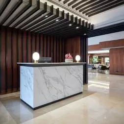 Tworzywo Neolith® wytwarzane w warunkach „carbon neutral” zostało wybrane do realizacji okładzin hotelu Marriott