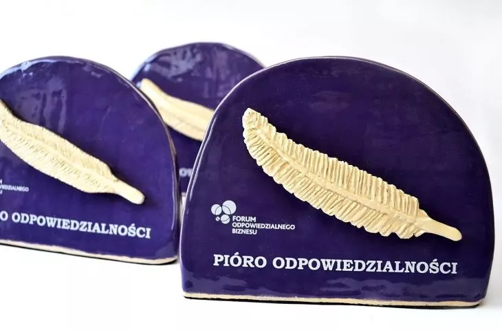 statuetki dla laureatów 11. edycji konkursu Pióro odpowiedzialności