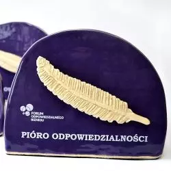 statuetki dla laureatów 11. edycji konkursu Pióro odpowiedzialności