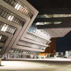 26 tys. metrów kwadratowych powierzchni poddano lakierowaniu proszkowemu na potrzeby budowy ośrodka Library & Learning Center