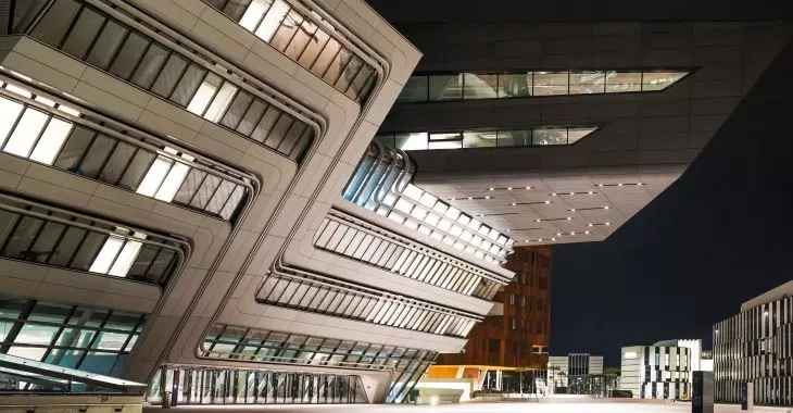 26 tys. metrów kwadratowych powierzchni poddano lakierowaniu proszkowemu na potrzeby budowy ośrodka Library & Learning Center