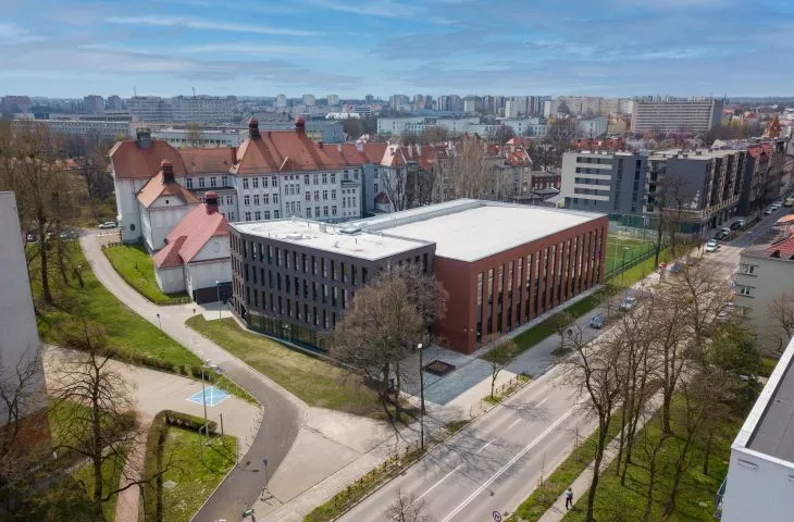 A modern high school with a brick facade. Designed by the A R P Manecki studio in Gliwice.
