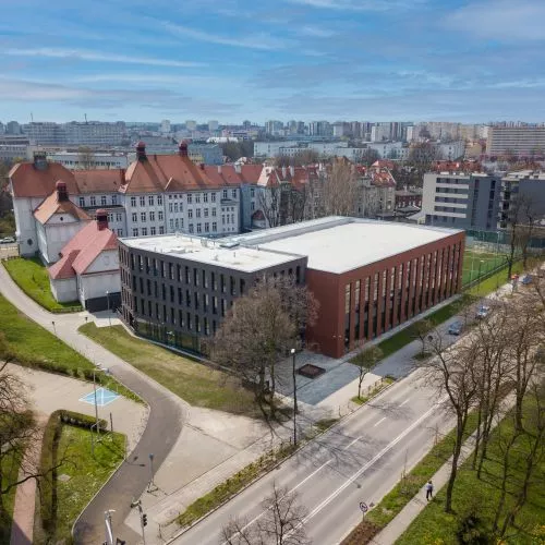 Nowoczesne liceum o ceglanej elewacji. Projekt pracowni A R P Manecki w Gliwicach
