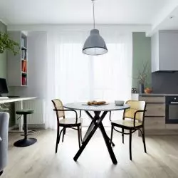 Salon z kuchnią i miejscem do pracy. Minimalistyczne mieszkanie dla pary projektu IP Design