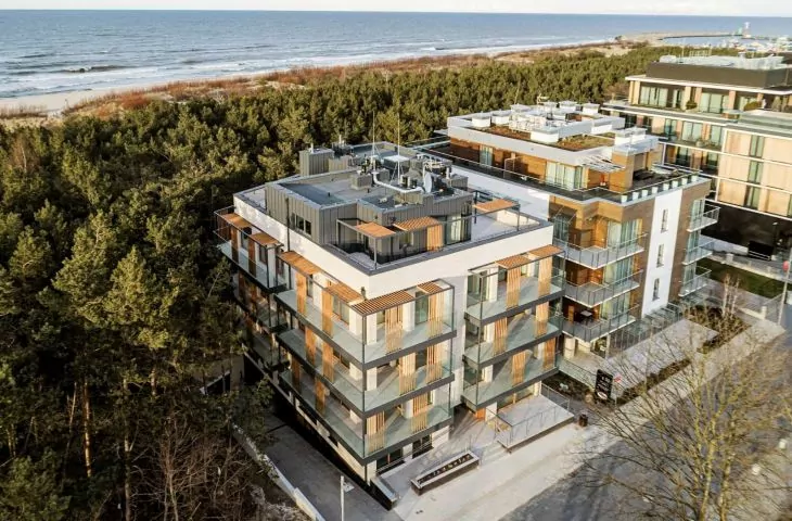Intimate apartment building Wave House in Wladyslawow designed by Archmondo