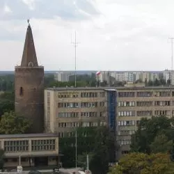 widok na Wieżę Piastowską i gmach urzędu w Opolu
