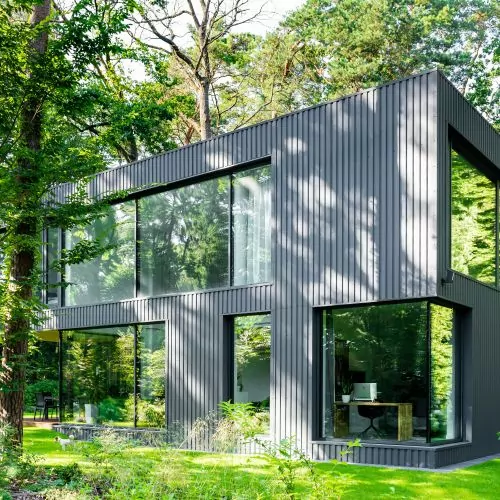 Czarny dom w zielonym, leśnym krajobrazie projektu Z3Z Architekci