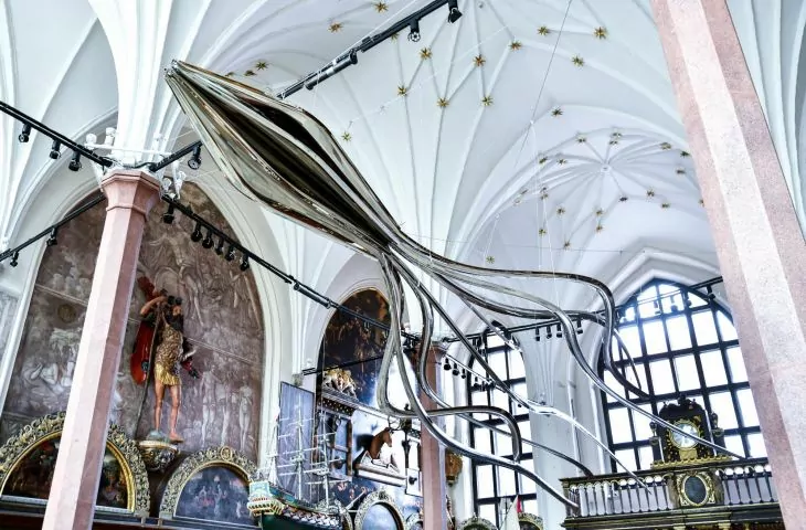 A steel squid swims in Artus Court. Oskar Zięta's Kraken in Gdansk