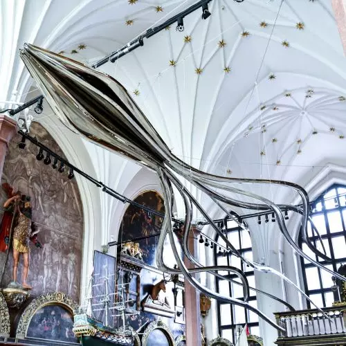 Stalowa kałamarnica pływa w Dworze Artusa. Kraken Oskara Zięty w Gdańsku