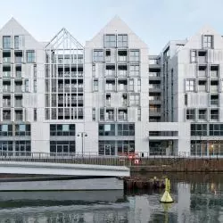 Tytuł zdjęcia: Budynek Apartamentowy Granaria na Wyspie Spichrzów w Gdańsku: elewacja z ceramiki – terrakota architektoniczna