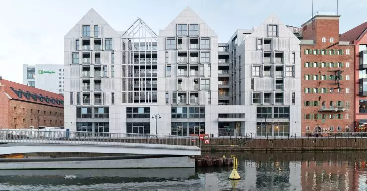 Tytuł zdjęcia: Budynek Apartamentowy Granaria na Wyspie Spichrzów w Gdańsku: elewacja z ceramiki – terrakota architektoniczna