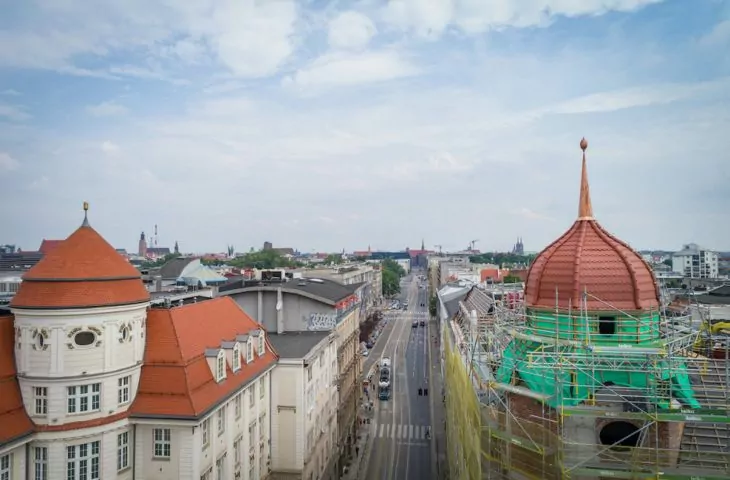 Trwa renowacja historycznego hotelu Grand we Wrocławiu. Odbudowano wieżę z charakterystyczną kopułą