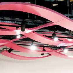 sufit w serbskim markecie zdobi wnętrze i maskuje instalacje techniczne biegnące tuż pod stropem