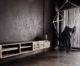 Ciemny salon w mieszkaniu wabi-sabi