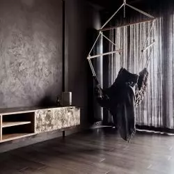 Ciemny salon w mieszkaniu wabi-sabi