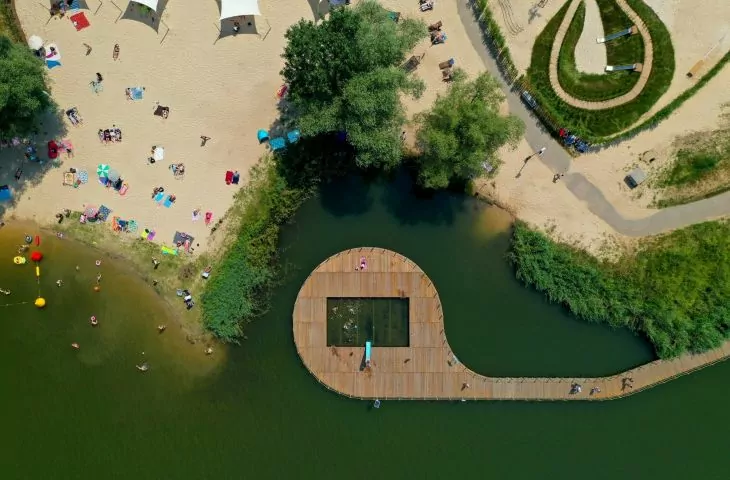 Odświeżone plaża i kąpielisko w Przylasku Rusieckim w Krakowie. Przestrzeń przeszła porządną modernizację!