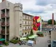 Kwietny mural na budynku DPS-u przy 28 Pułku Strzelców Kaniowskich ożywił szarą okolicę
