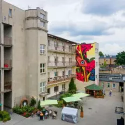 Kwietny mural na budynku DPS-u przy 28 Pułku Strzelców Kaniowskich ożywił szarą okolicę