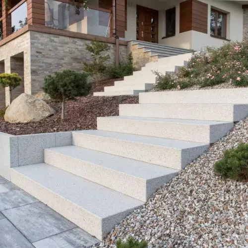 Trwałe schody wejściowe – rozwiązania dla domu i dla miasta