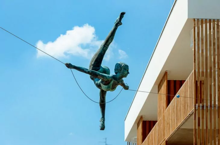 Pierwsza „balansująca” rzeźba Jerzego Kędziory zawisła we Wrocławiu. To element najnowszej inwestycji dewelopera Nacarat Polska