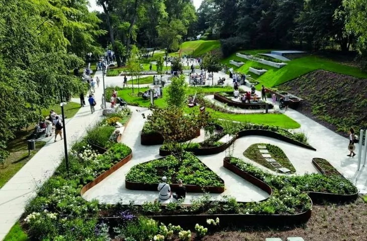 Park Centralny w Gdyni po częściowej modernizacji to wielostrefowa przestrzeń rekreacji, zabawy i odpoczynku
