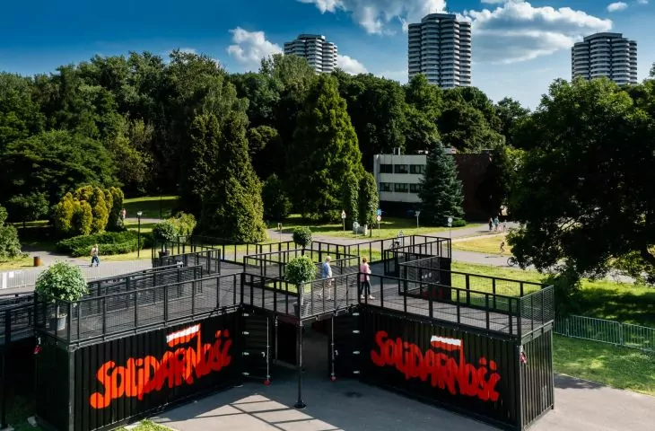 „Jaką naukę z wielkiej lekcji Solidarności możemy wyciągnąć dzisiaj?” Wystawa „Atlas pamięci” projektu OVO Grąbczewscy Architekci