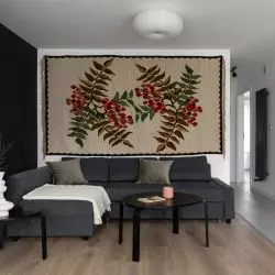 Mieszkanie w Zakopanem, na ścianie oryginalny kilim