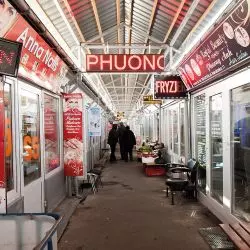 „alejka z pazurami” na targowisku Bakalarska w Warszawie