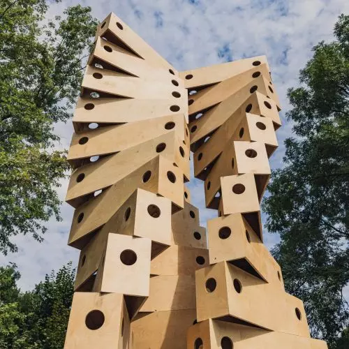 Benches. A temporary installation by Jakub Szczęsny commemorates female teachers from the Warsaw Ghetto
