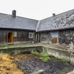 Zabytkowa chałupa z XIX wieku w Woli Justowskiej to pierwszy budynek skansenu powstającego w Krakowie