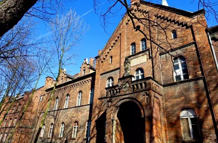 W Rybniku remontują i adaptują do nowych funkcji zabytkowy kompleks dawnego szpitala. Powstanie tam prospołeczna „Strefa Juliusza”